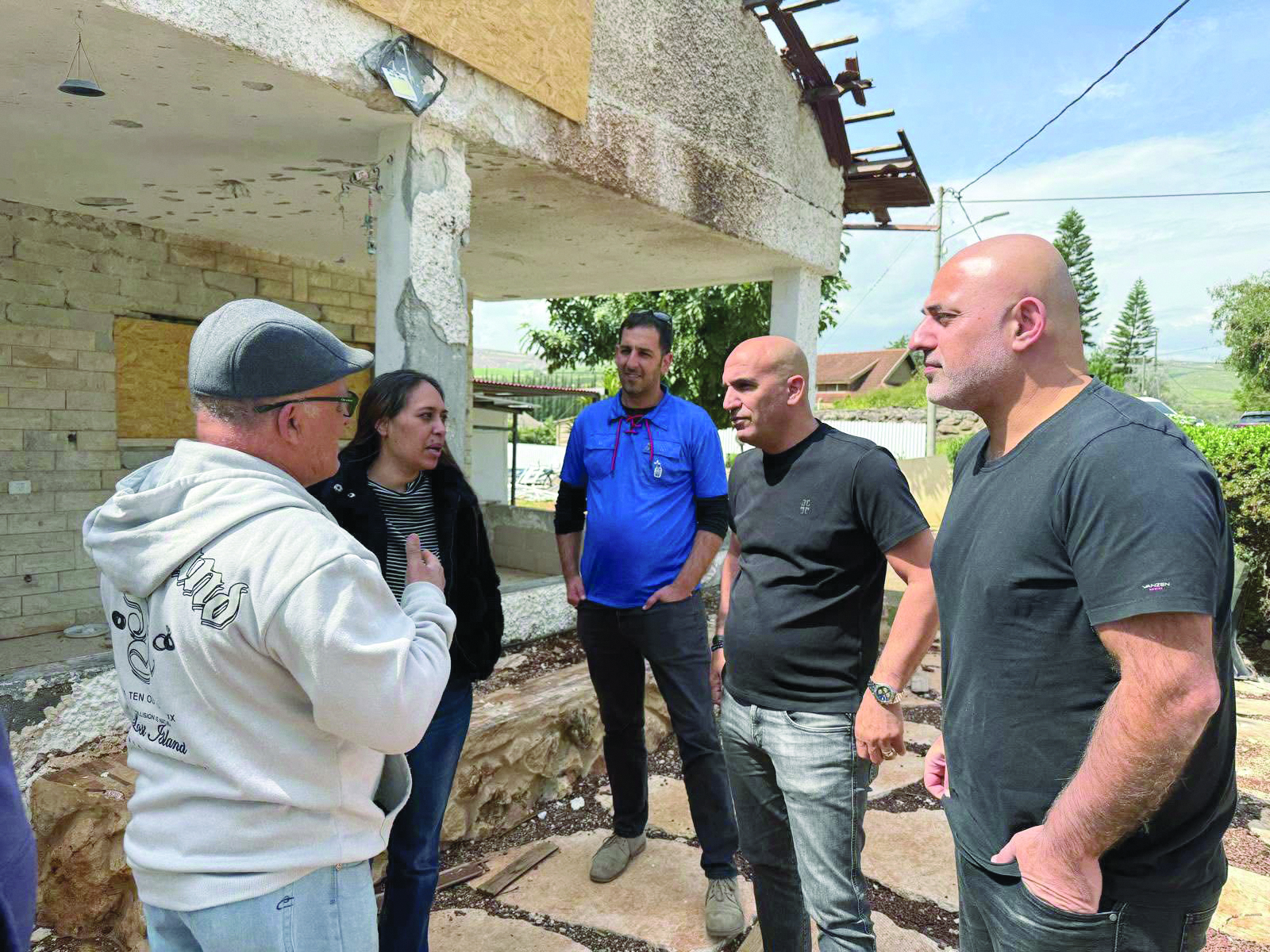 עמית יפרח ומטה התנועה בשיחה עם מוריס פרץ שביתו נפגע בכפר יובל