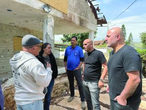 עמית יפרח ומטה התנועה בשיחה עם מוריס פרץ שביתו נפגע בכפר יובל