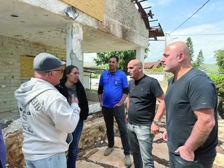 עמית יפרח ומטה התנועה בשיחה עם מוריס פרץ שביתו נפגע בכפר יובל