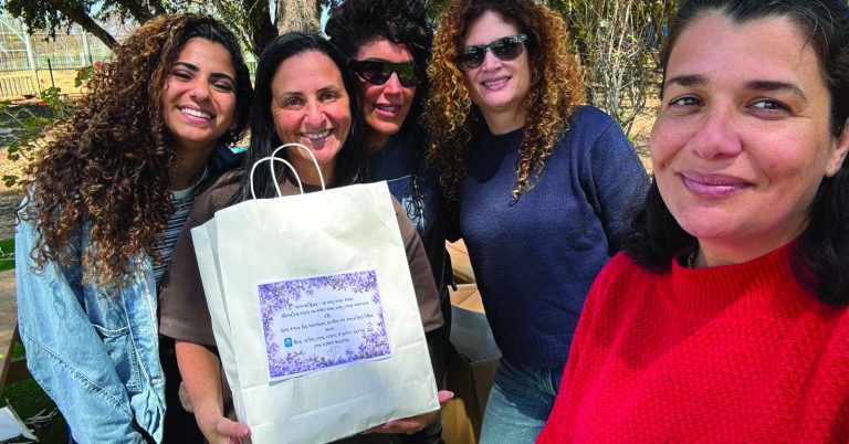 רכזות הצעירים בחוף אשקלון. צילום חן רוזיליו