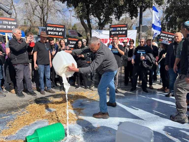 שופכים חלב בהפגנה נגד הרפורמה