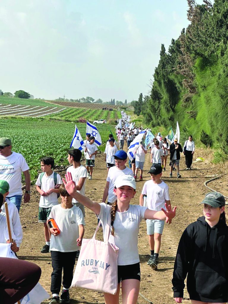 תלמידי ביס נופים ותושבים צועדים לזכרם