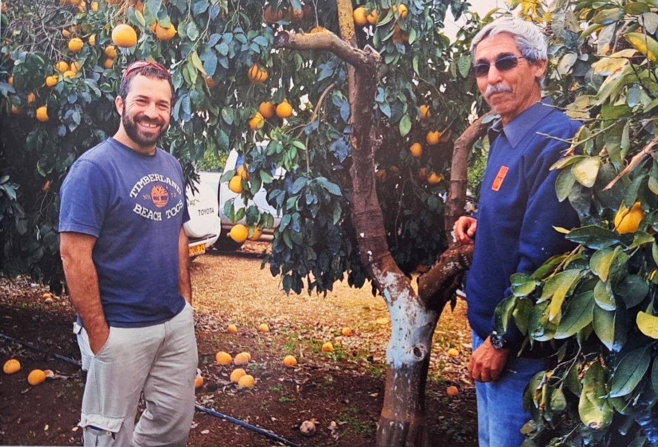 דוד גפן בפרדס עם בנו גלעד