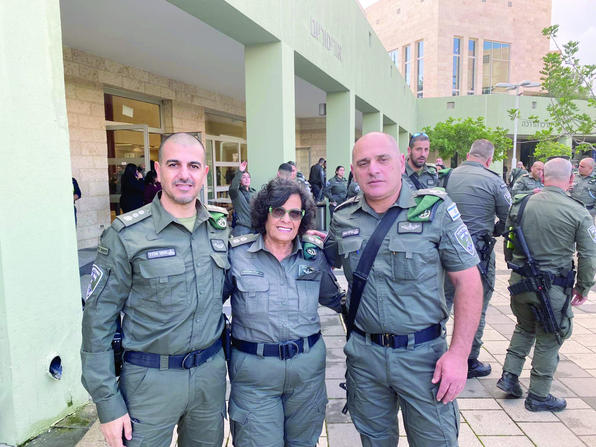 המתנדבת אריאלה אברהם מסגולה עם מפקדים בכירים במגב . צילום מאלבום משפחתי .