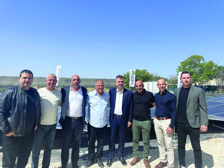 חיבטר המערכת הסולארית הראשונה שהוקמה בחלקה א במושב בני עטרות