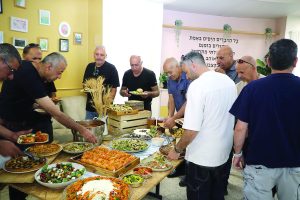 נהנים ממטעמי חג השבועות ביד לחמישה
