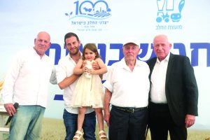 שר החקלאות עם בני משפחת אלירז ממושב לכיש