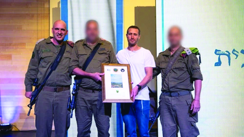 בחולצה לבנה איציק בר מוחא
