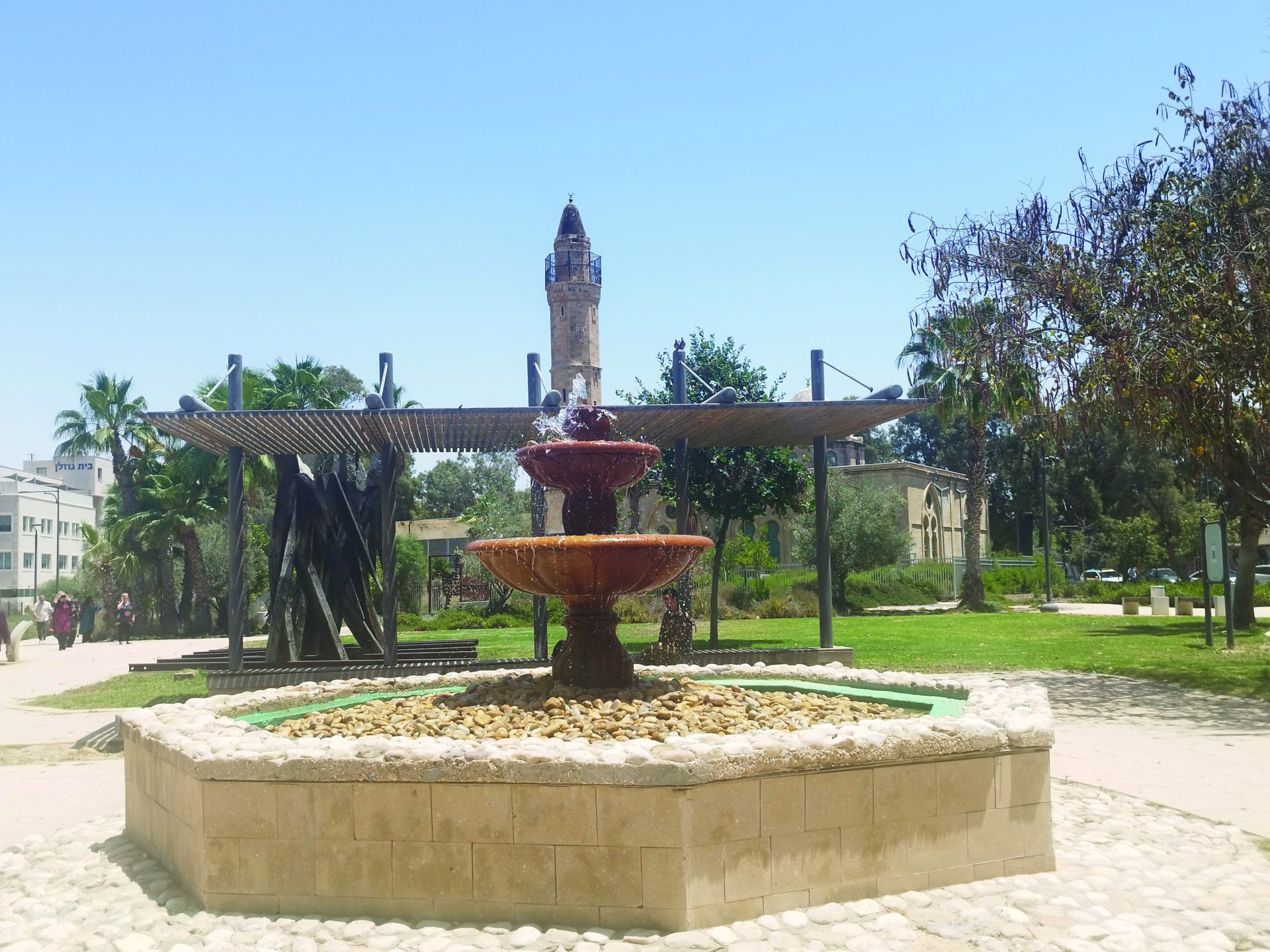 גן רמז וברקע המסגד (צילום דני בר)