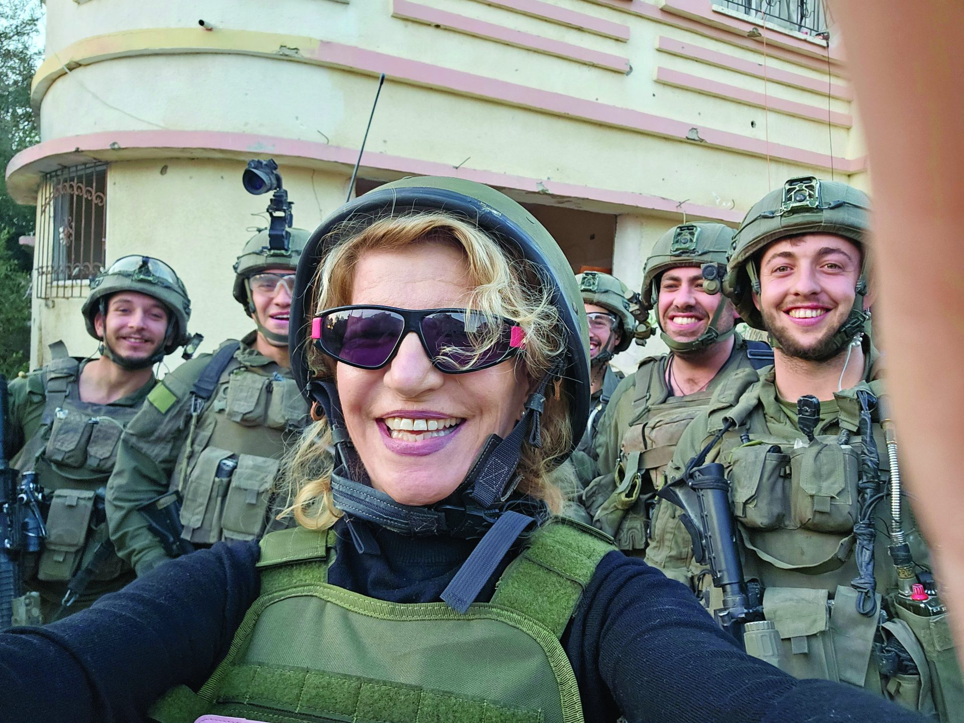 הדס מדברת מהשטח בחברת לוחמים. אלבום פרטי
