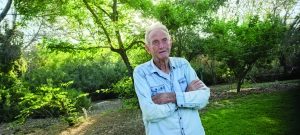 יואב שגיא בחצר ביתו במושב טל שחר שומר הטבע והשטחים . הפתוחים צילום חני סולומון