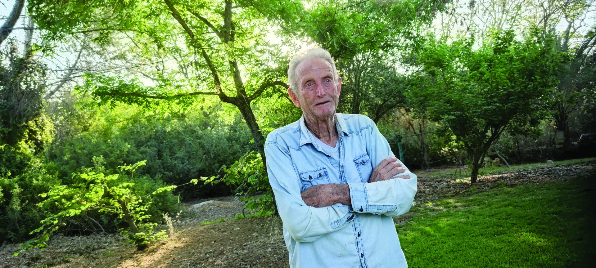 יואב שגיא בחצר ביתו במושב טל שחר שומר הטבע והשטחים . הפתוחים צילום חני סולומון