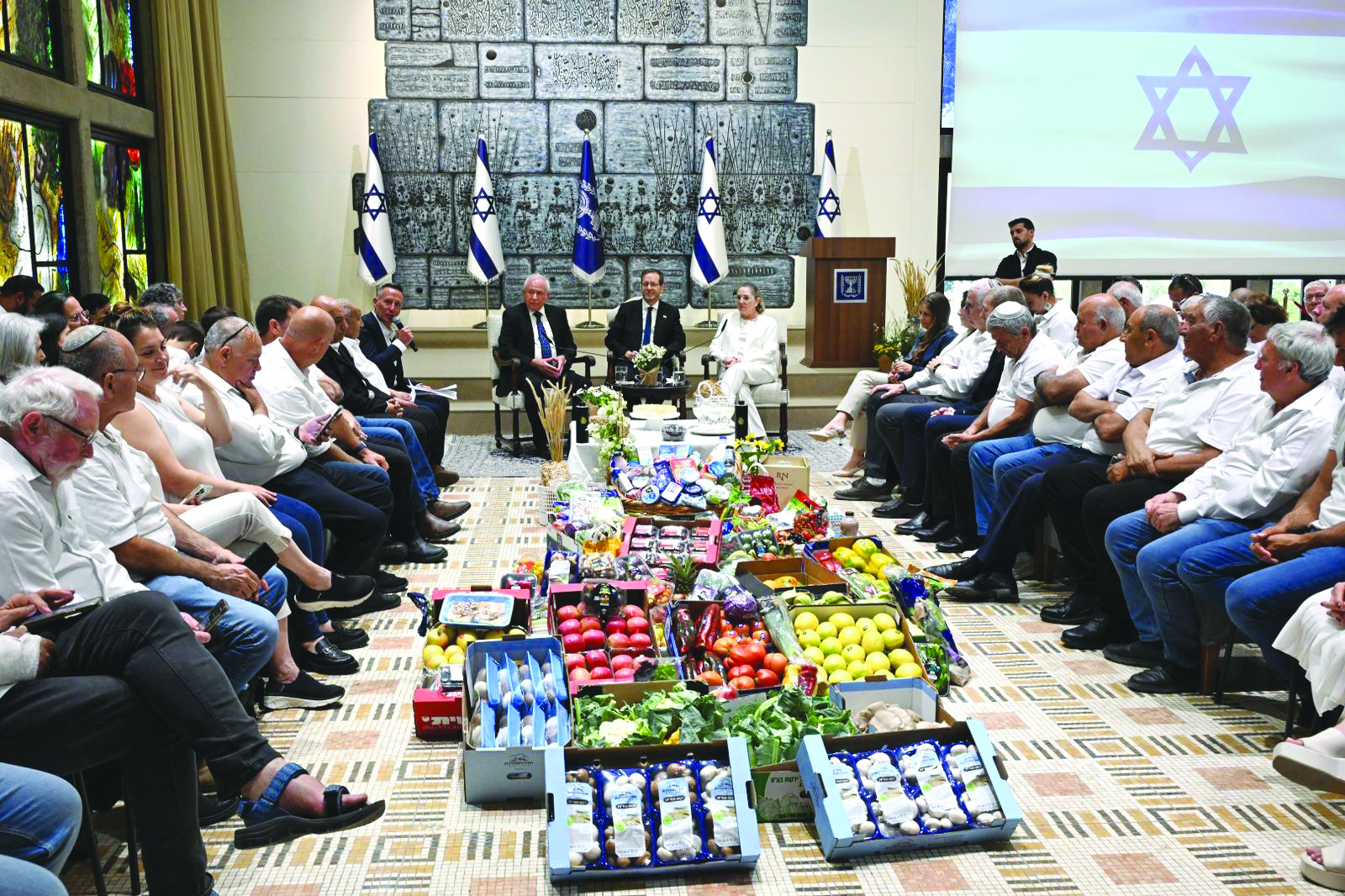 מוצרי החלב ומביכורי העונה בבית נשיא המדינה חיים צח לעמ