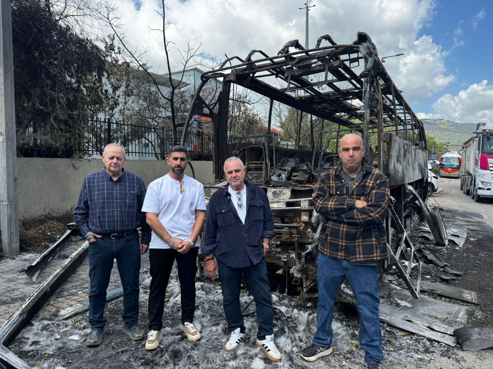 מימין לשמאל יריב בן עמי, שוקי ומושיקו סגל מחברת ההסעות שנפגעה וגידי הררי מנכל ההתארגנות