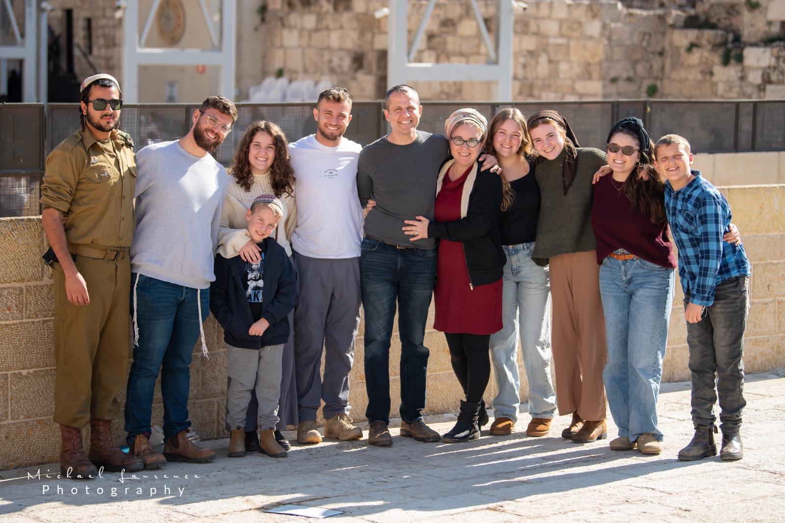 שבט וייסמן בהרכב מלא. אלבום משפחתי