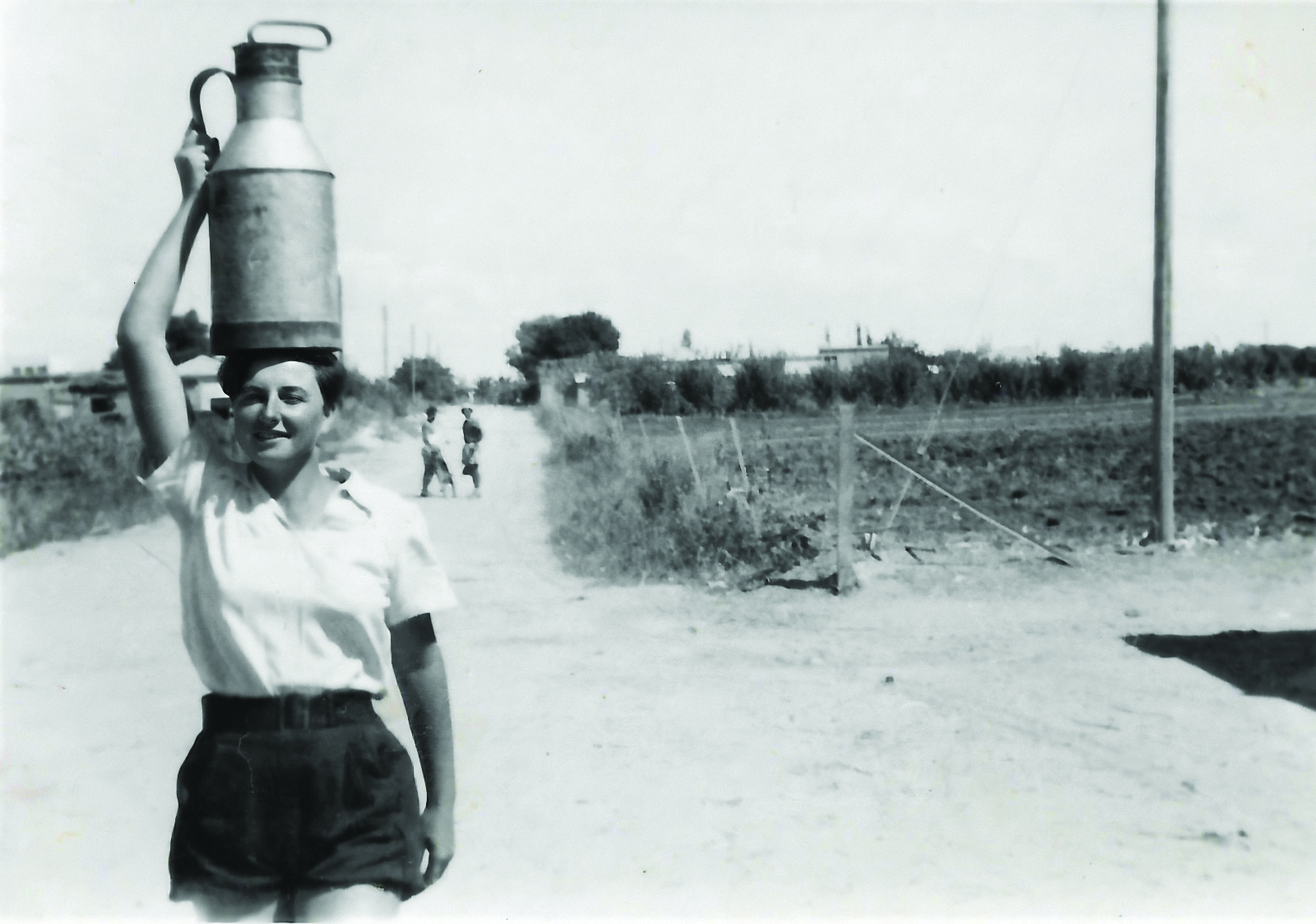 פידי (ציפורה) פליישר עם כד חלב ליד המחלבה. 1943. מארכיון המושב