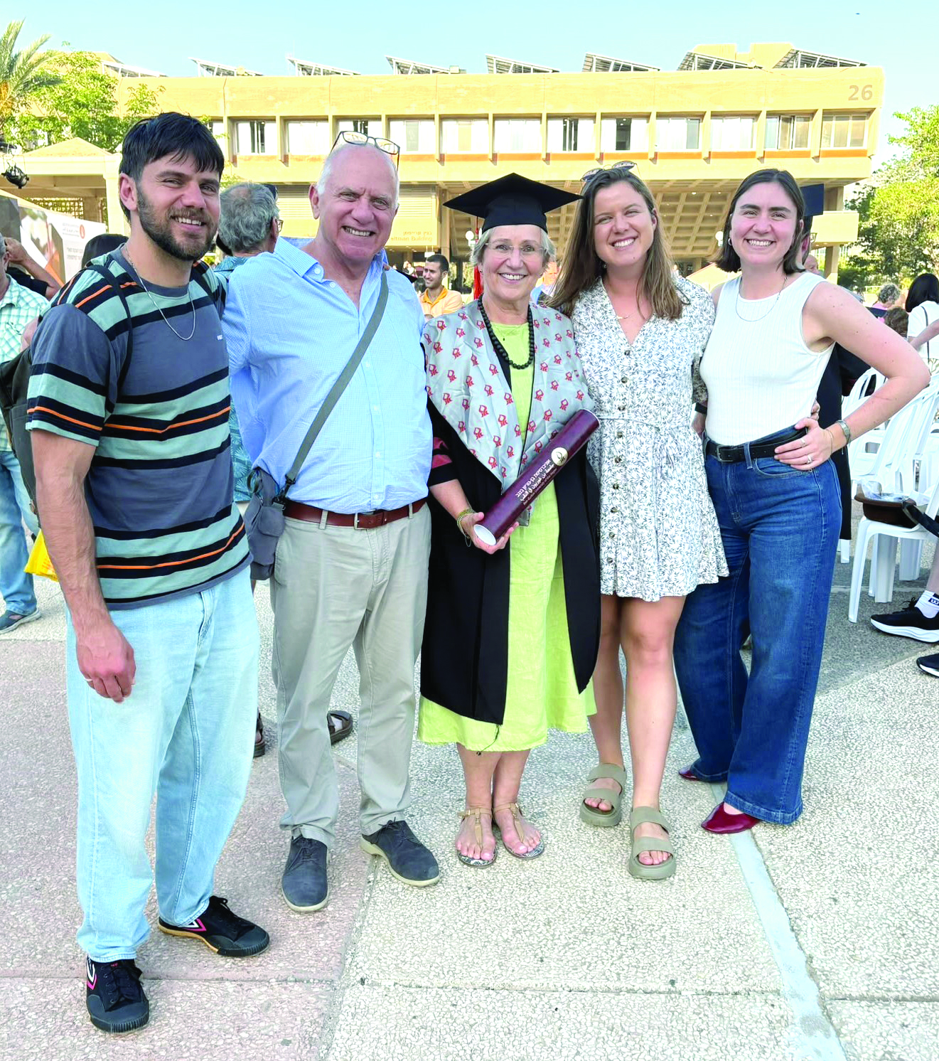 רוני, בעלה גיל וילדיה הגאים ביום קבלת הדוקטורט. אלבם פרטי