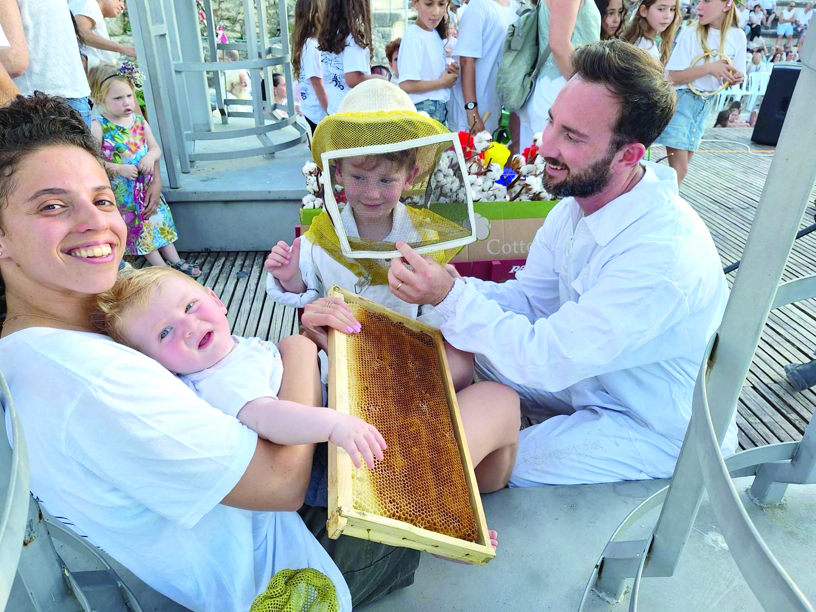 בני המשפחה משתתפים ברדיית הדבש