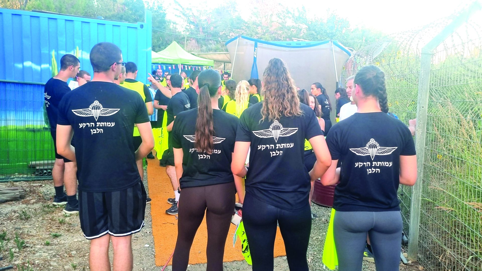 חיילים וחיילות מהבסיס בו שרת דן במרוץ הלילה. צילום לאה פארן.