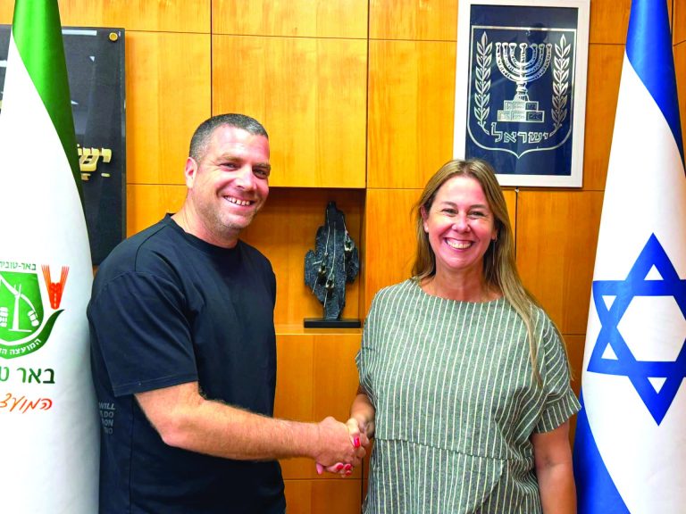 נועה אבניאל בר און, מנהלת אגף החינוך הנכנסת ובן כהן, ראש המועצה