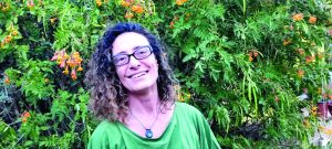 שרית עמרם כץ מנכלית ארגון למורשת ההגנה בחצר בתה במושב שדמה. צילום חני סולומון