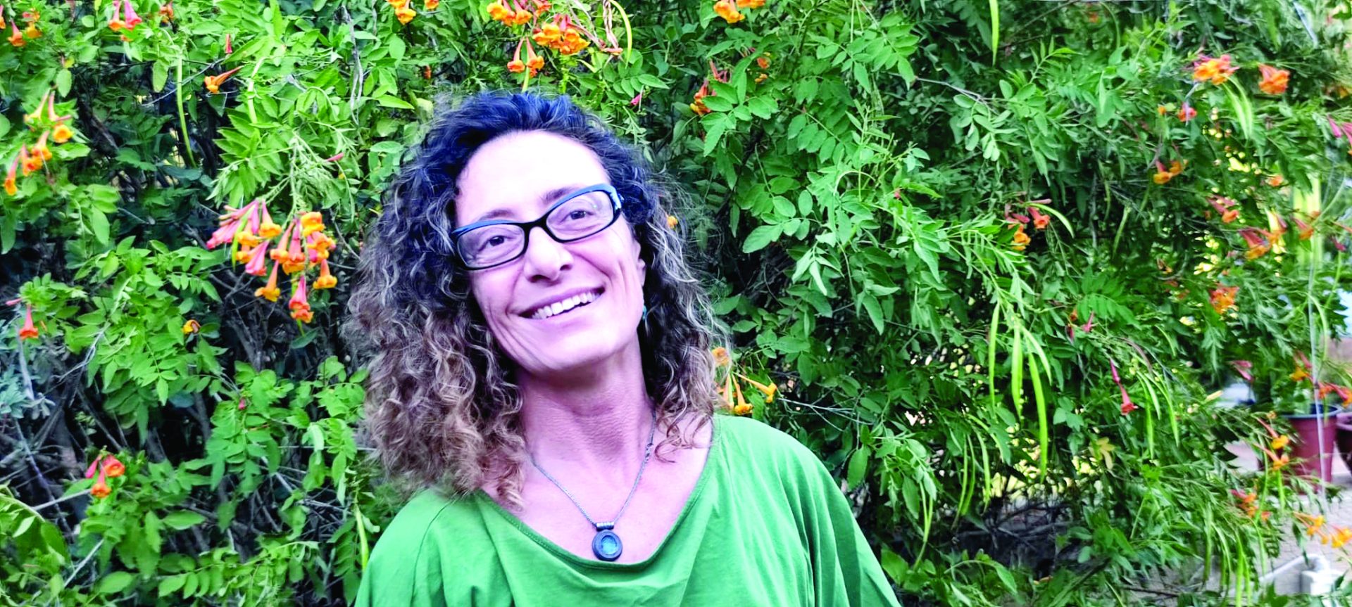 שרית עמרם כץ מנכלית ארגון למורשת ההגנה בחצר בתה במושב שדמה. צילום חני סולומון