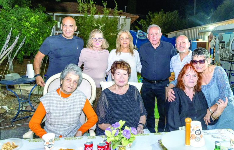 השר אבי דיכטר ועמית יפרח בערב ההוקרה למורות החיילות שהתנדבו בשנות ה50